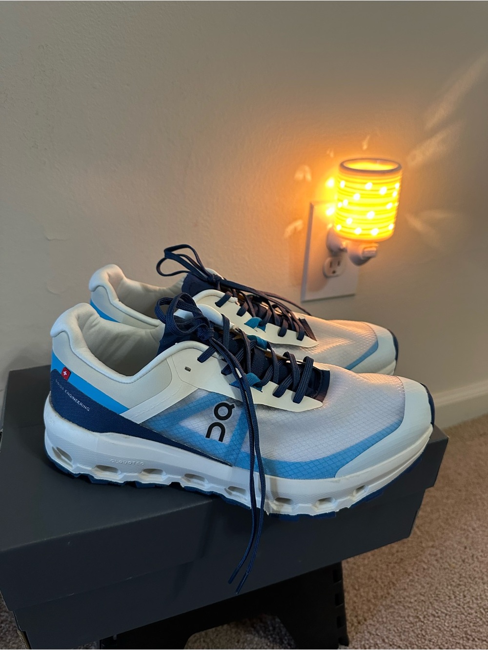 On Running Men's Athletic Shoes — White and Blue. Size Men 8/Women’s 9,5